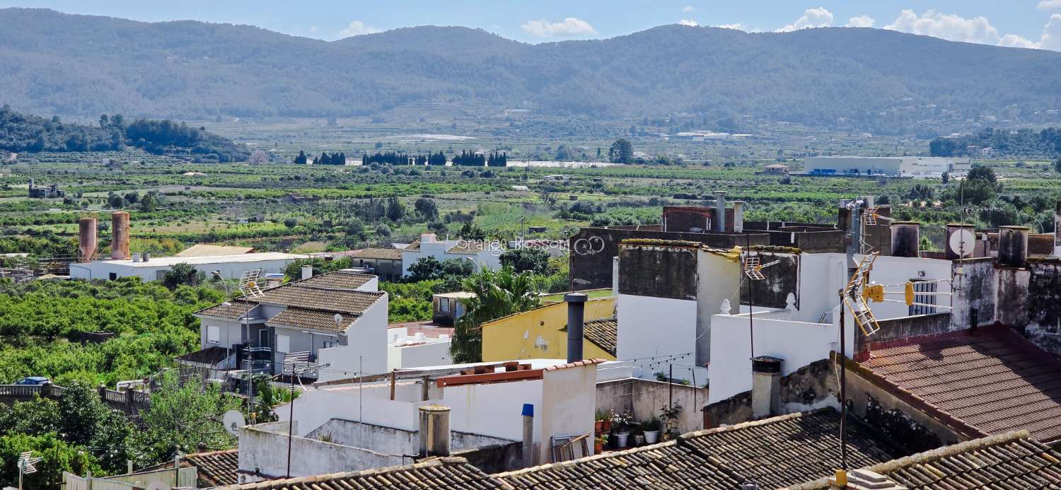 This charming town house oﬀers several unique features that are rarely found in traditional village properties.