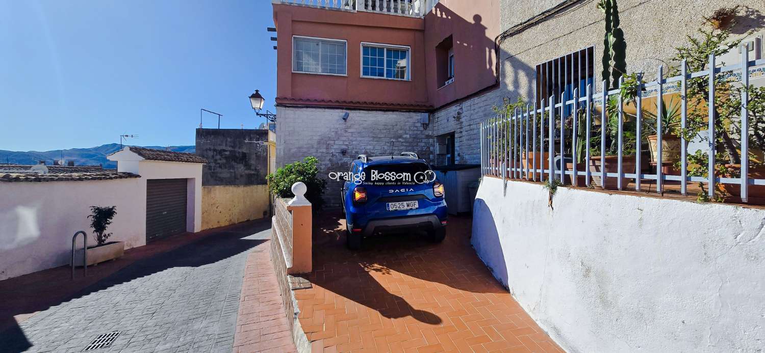 This charming town house oﬀers several unique features that are rarely found in traditional village properties.