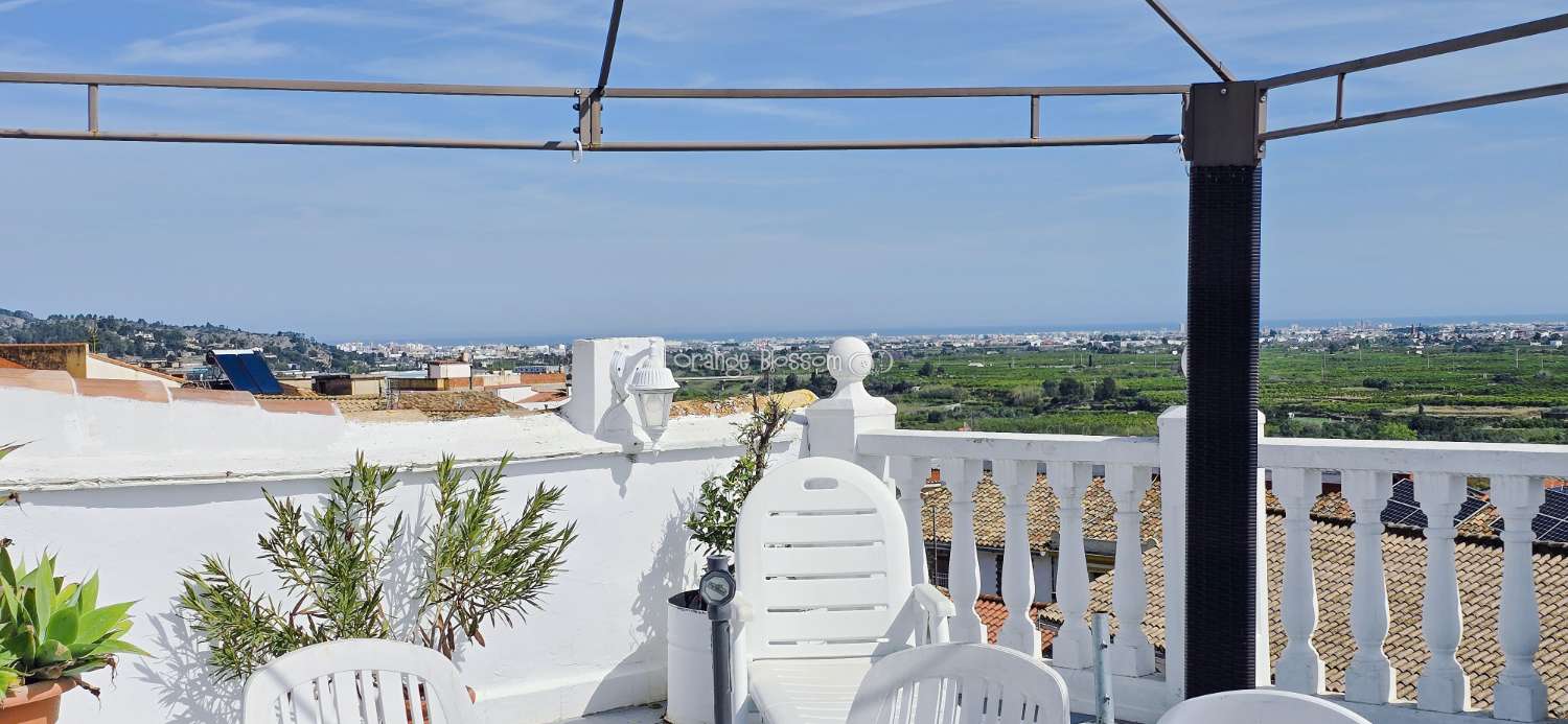 This charming town house oﬀers several unique features that are rarely found in traditional village properties.