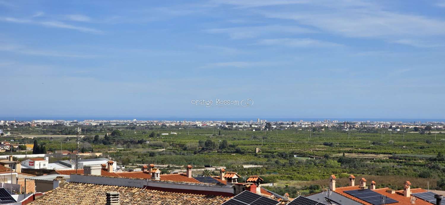 This charming town house oﬀers several unique features that are rarely found in traditional village properties.