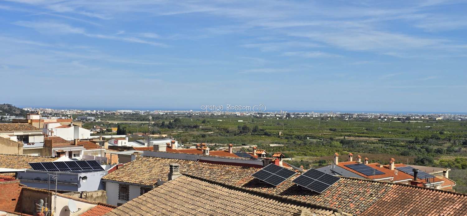 This charming town house oﬀers several unique features that are rarely found in traditional village properties.