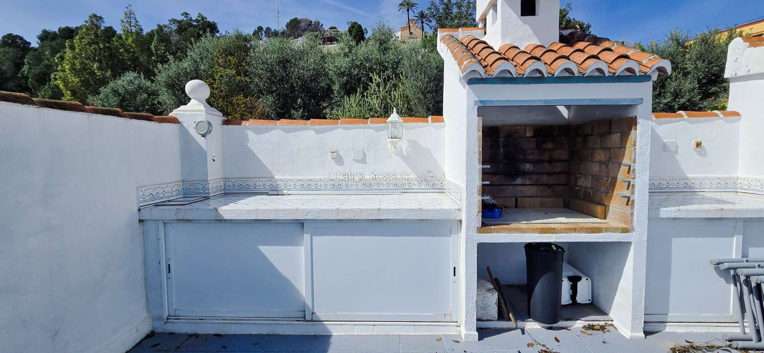 This charming town house oﬀers several unique features that are rarely found in traditional village properties.