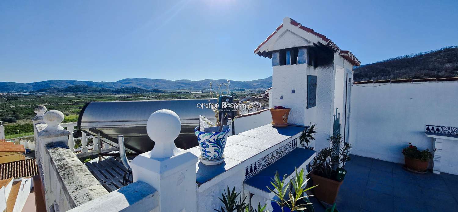 This charming town house oﬀers several unique features that are rarely found in traditional village properties.