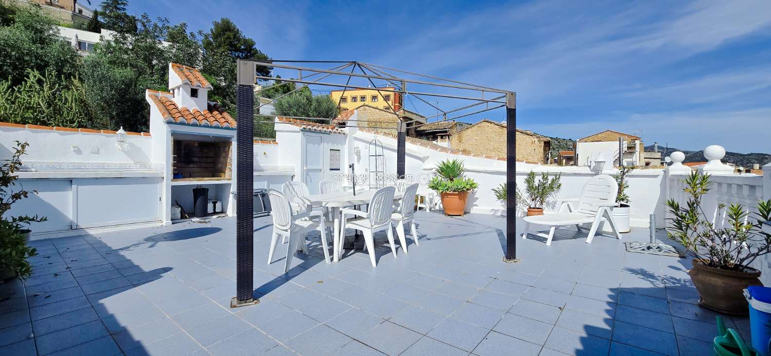 This charming town house oﬀers several unique features that are rarely found in traditional village properties.