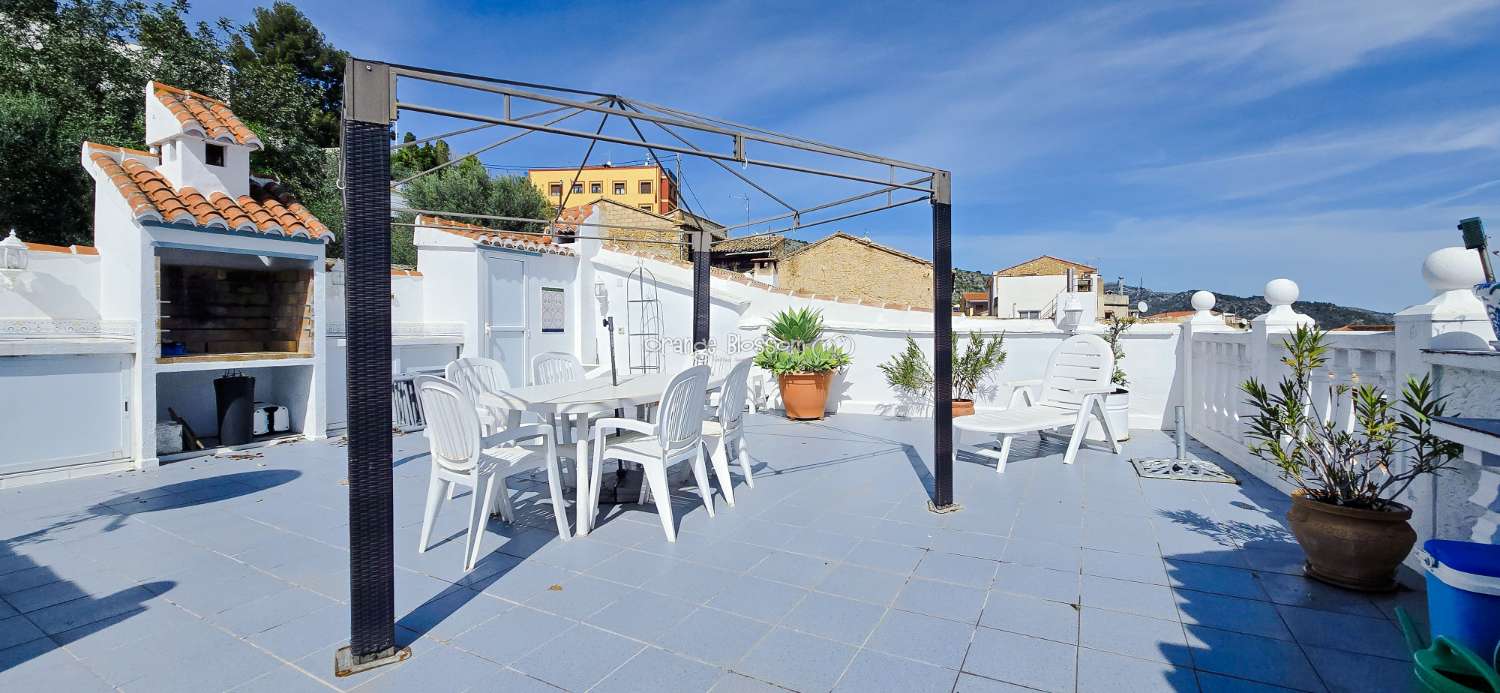 This charming town house oﬀers several unique features that are rarely found in traditional village properties.