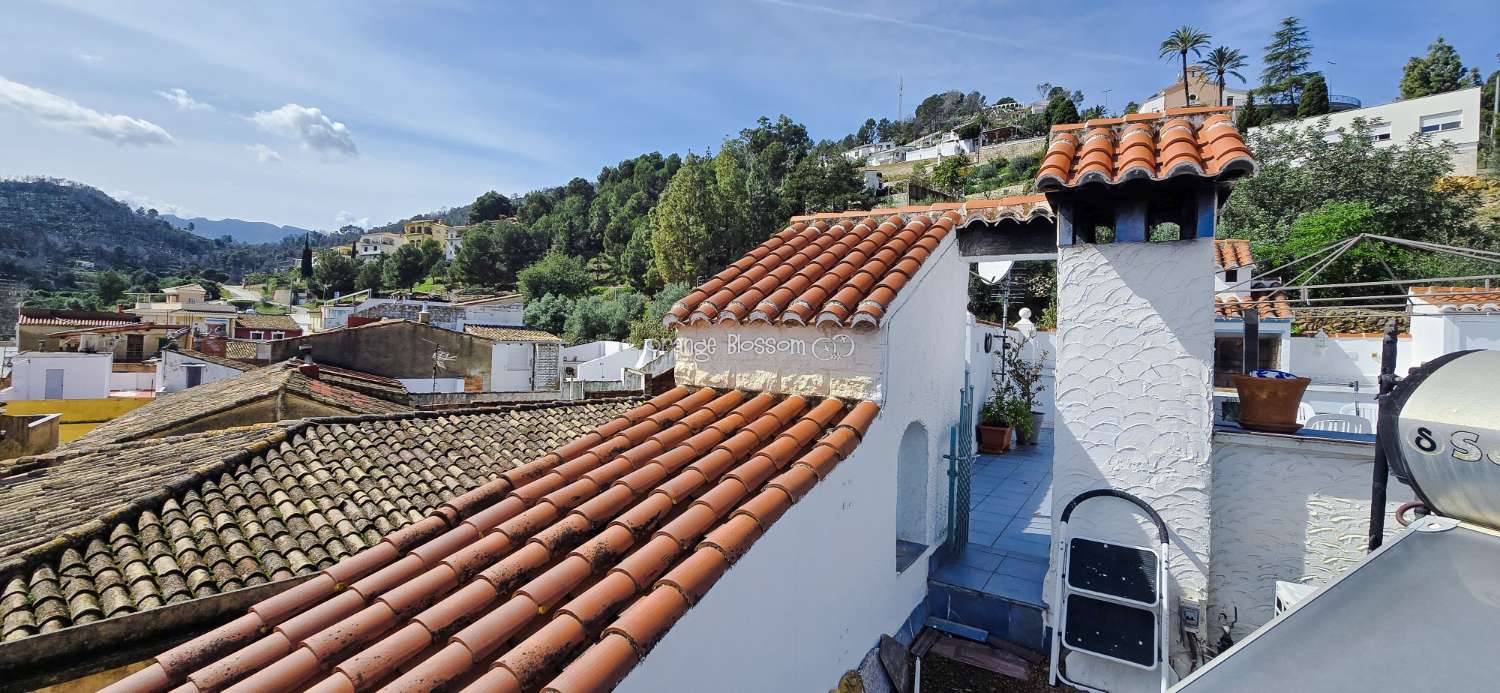 This charming town house oﬀers several unique features that are rarely found in traditional village properties.