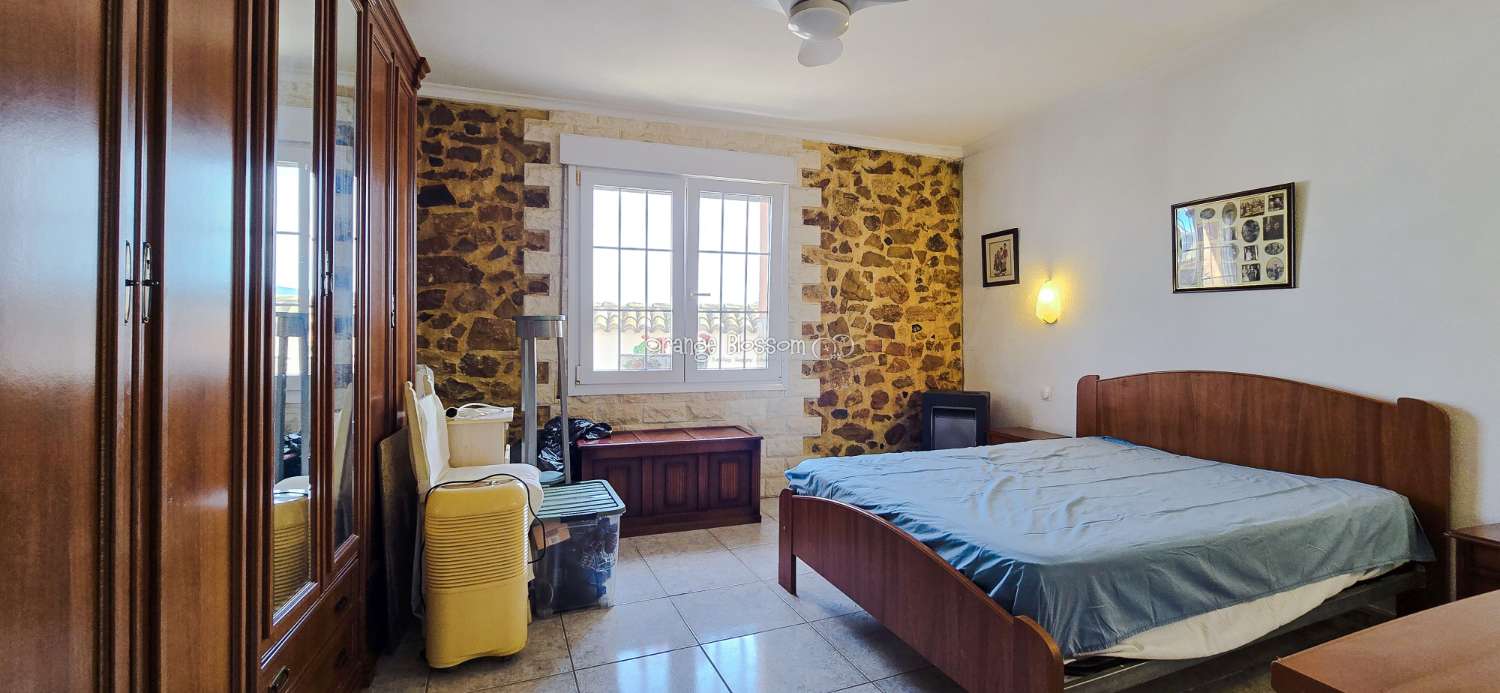 This charming town house oﬀers several unique features that are rarely found in traditional village properties.