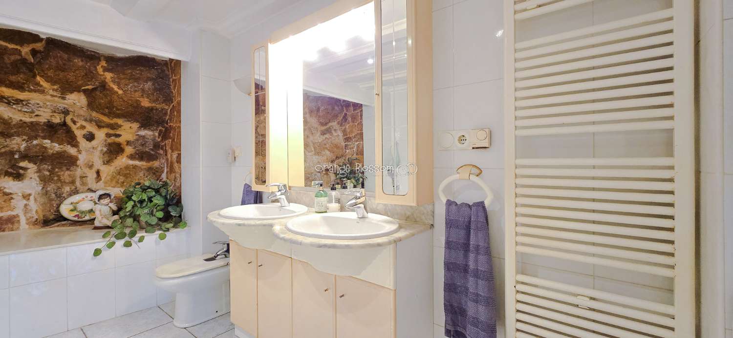 This charming town house oﬀers several unique features that are rarely found in traditional village properties.