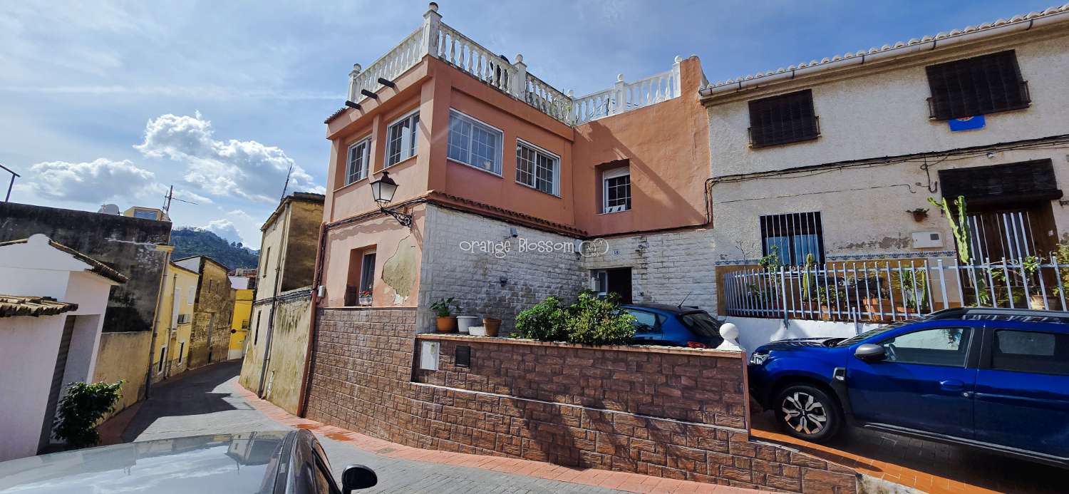 This charming town house oﬀers several unique features that are rarely found in traditional village properties.