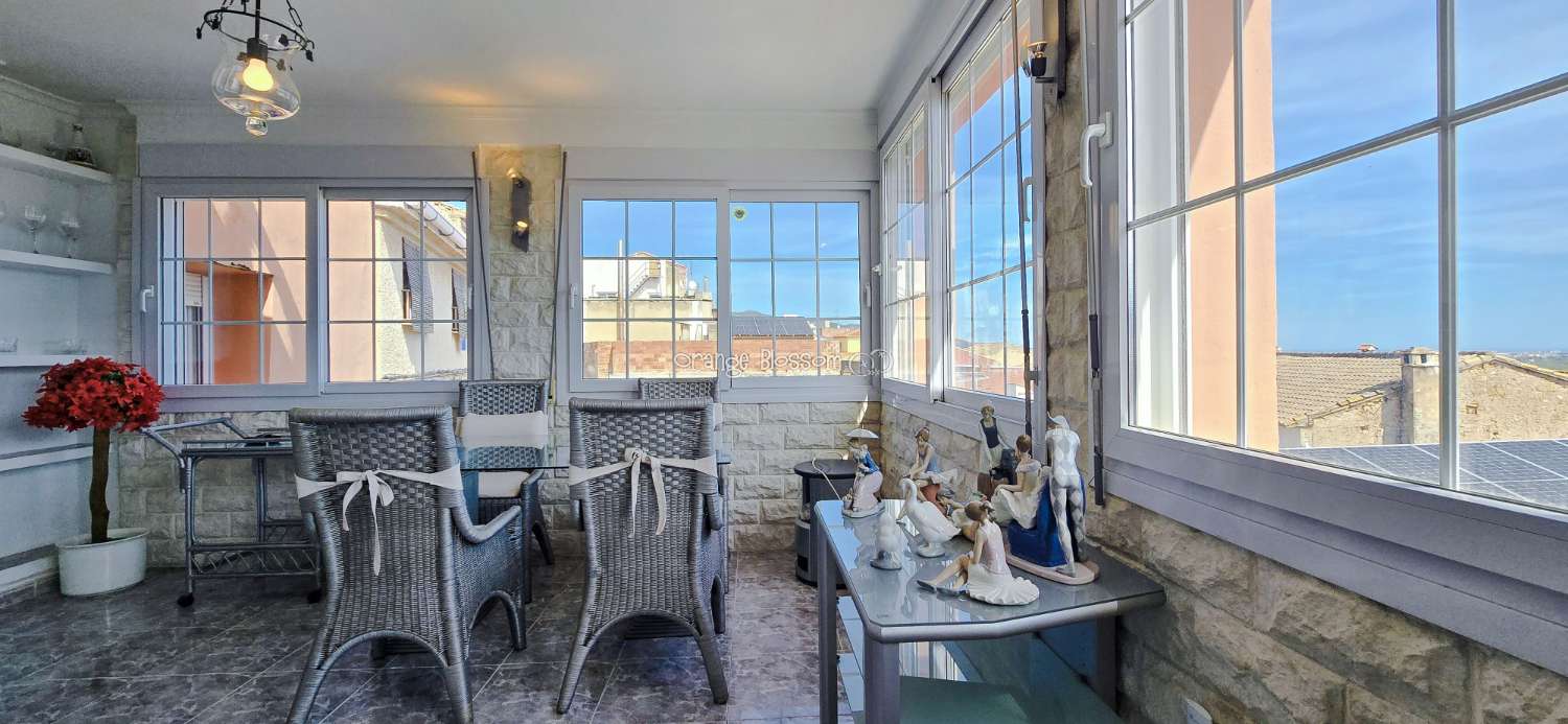 This charming town house oﬀers several unique features that are rarely found in traditional village properties.