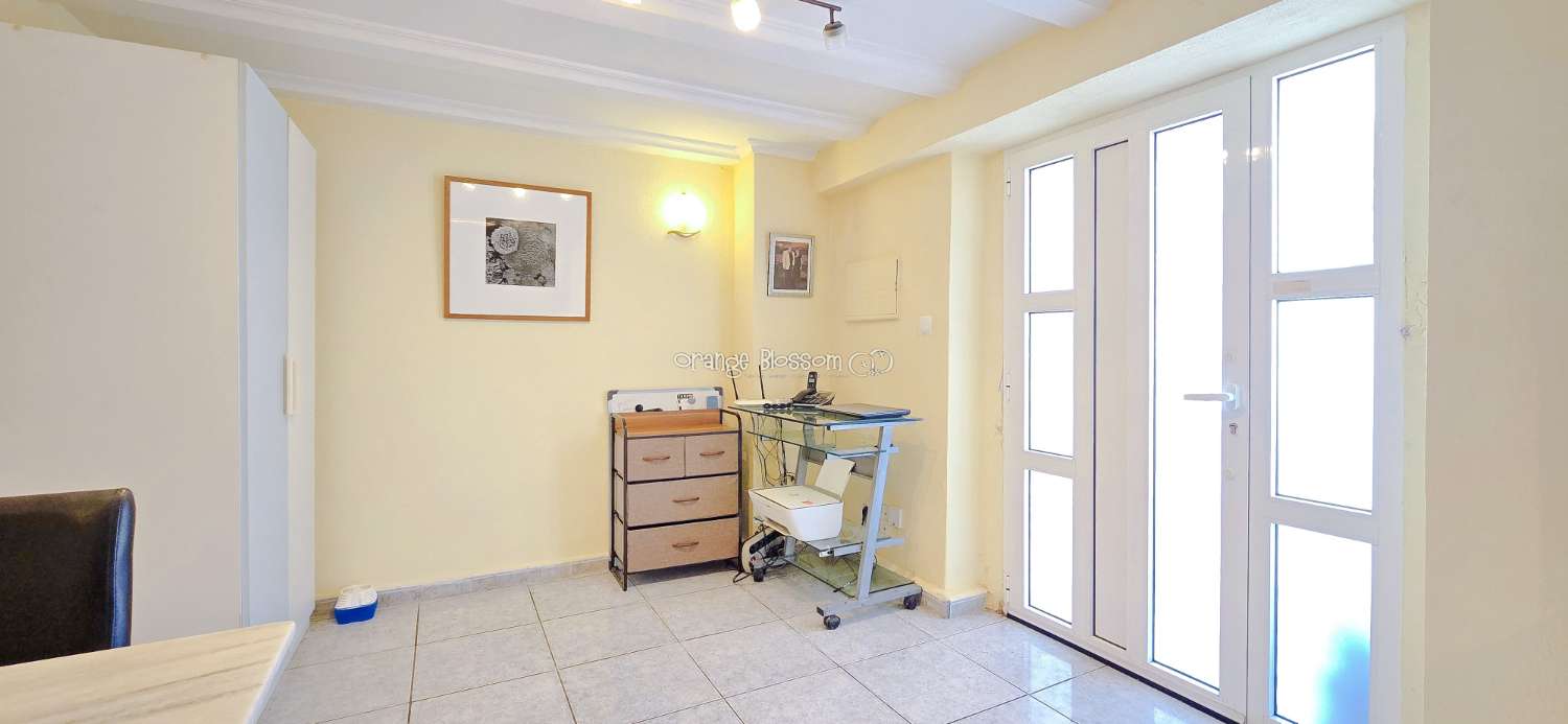 This charming town house oﬀers several unique features that are rarely found in traditional village properties.