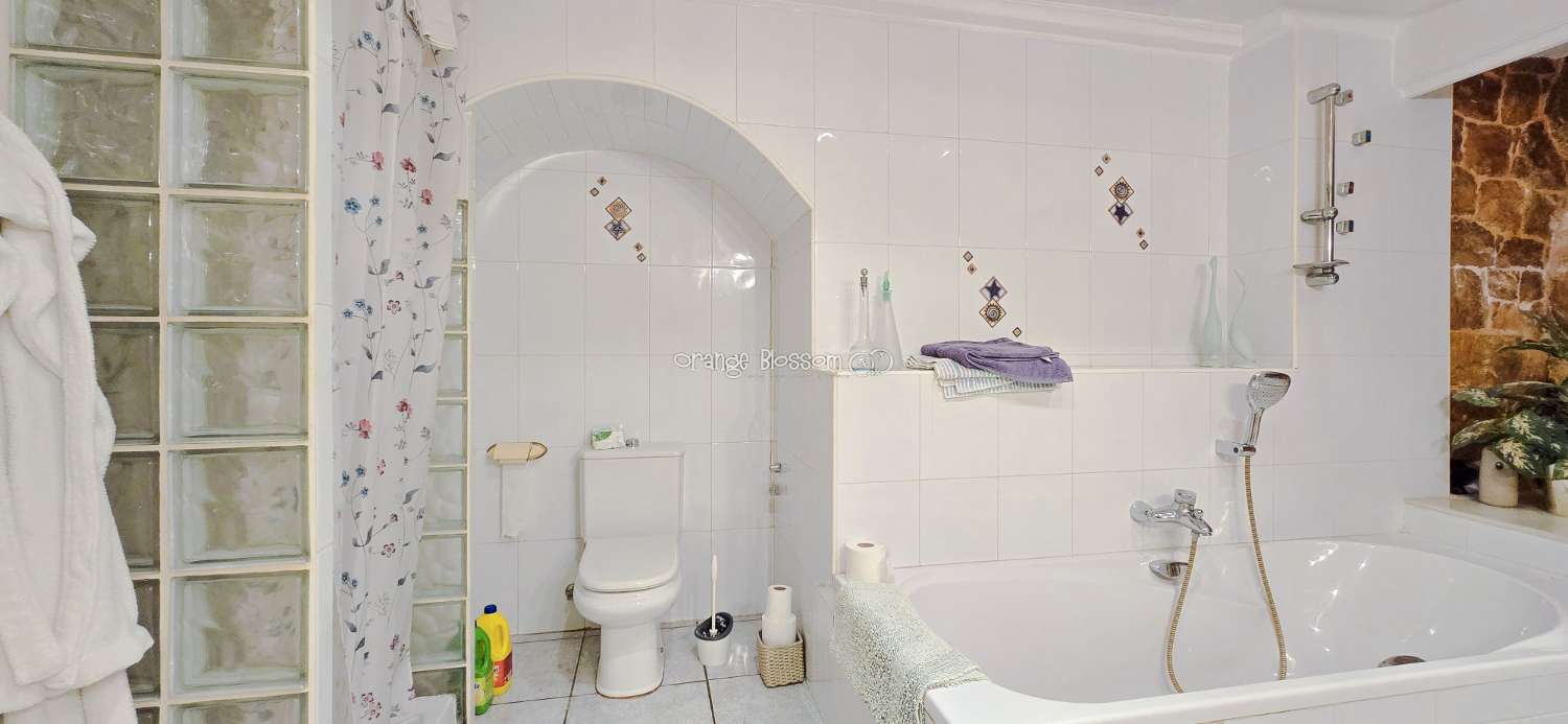 This charming town house oﬀers several unique features that are rarely found in traditional village properties.