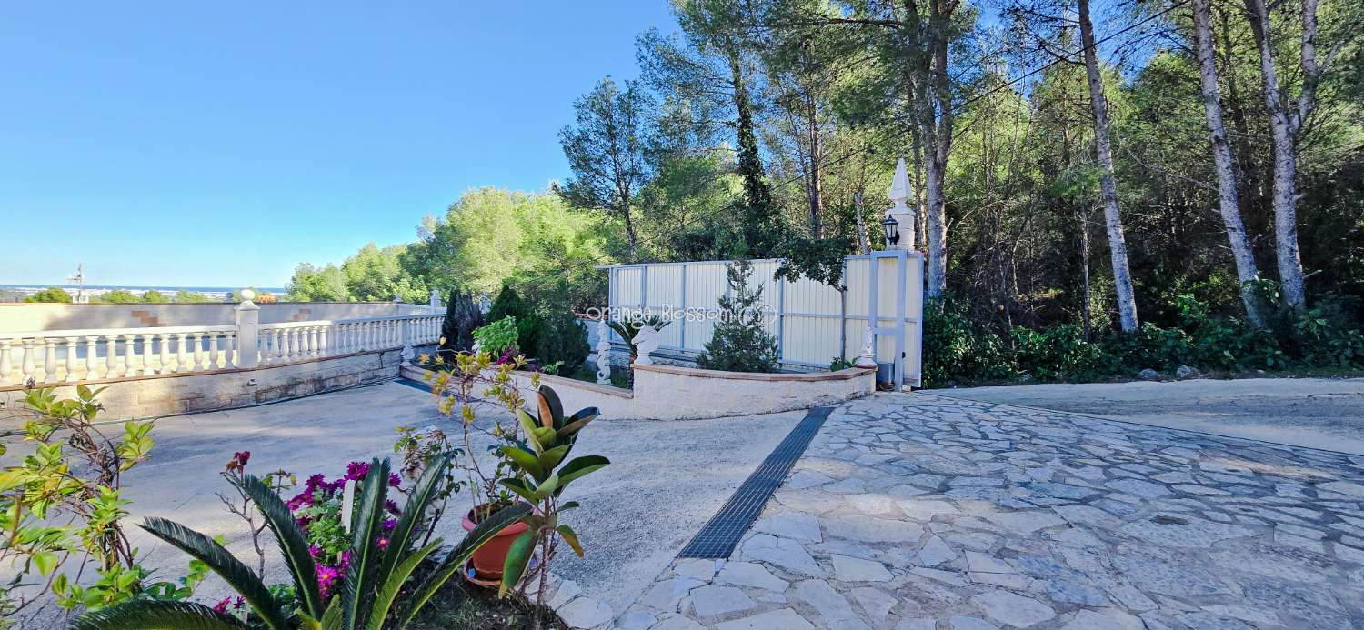 Peace and quiet with fabulous costal views.