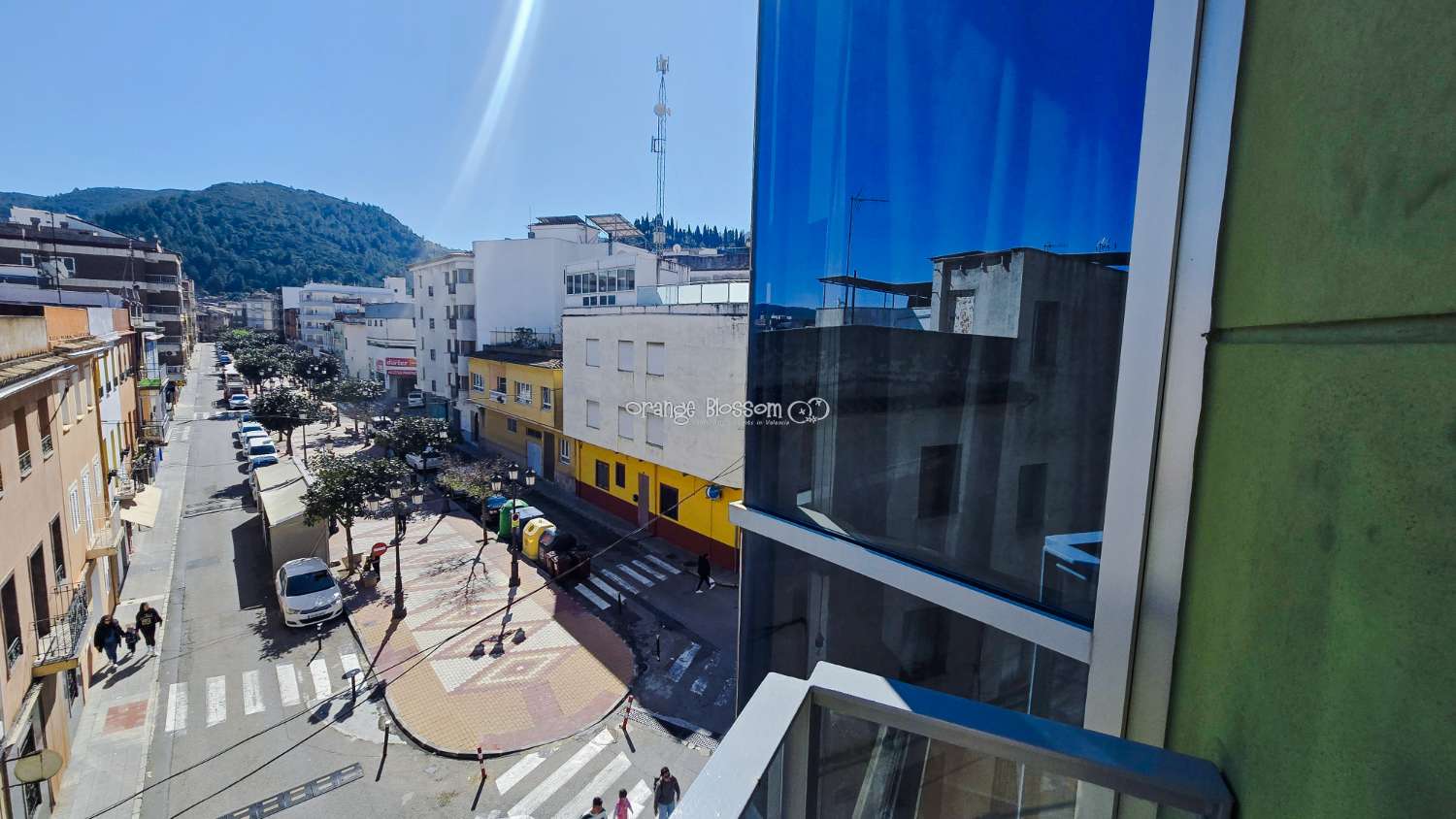 Ideally positioned, the apartment enjoys wonderful views along Villalonga’s main paseo, offering both a pleasant outlook and a real sense of connection to