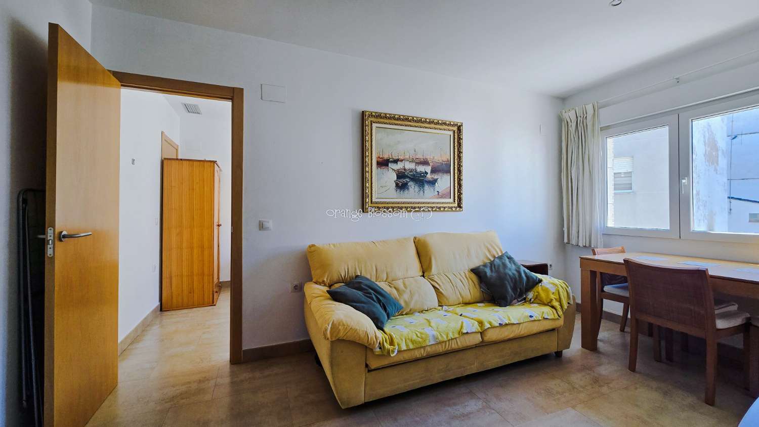 Ideally positioned, the apartment enjoys wonderful views along Villalonga’s main paseo, offering both a pleasant outlook and a real sense of connection to