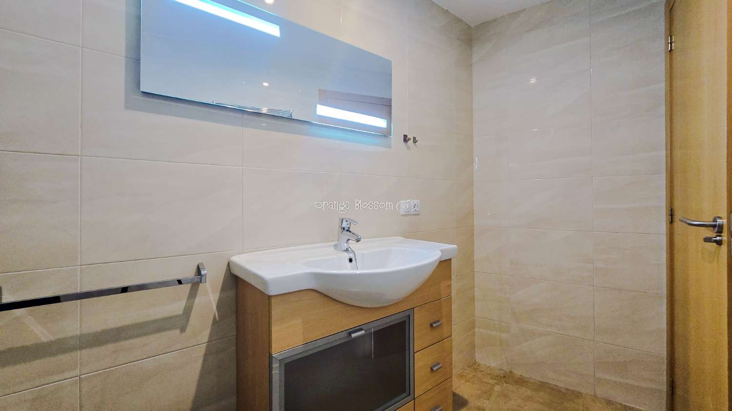 Ideally positioned, the apartment enjoys wonderful views along Villalonga’s main paseo, offering both a pleasant outlook and a real sense of connection to