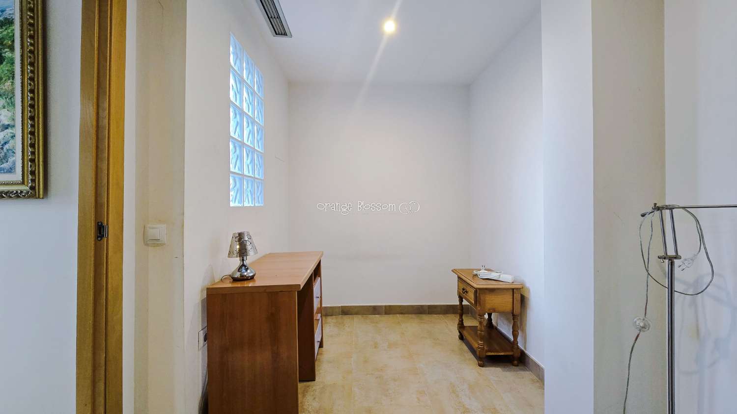 Ideally positioned, the apartment enjoys wonderful views along Villalonga’s main paseo, offering both a pleasant outlook and a real sense of connection to