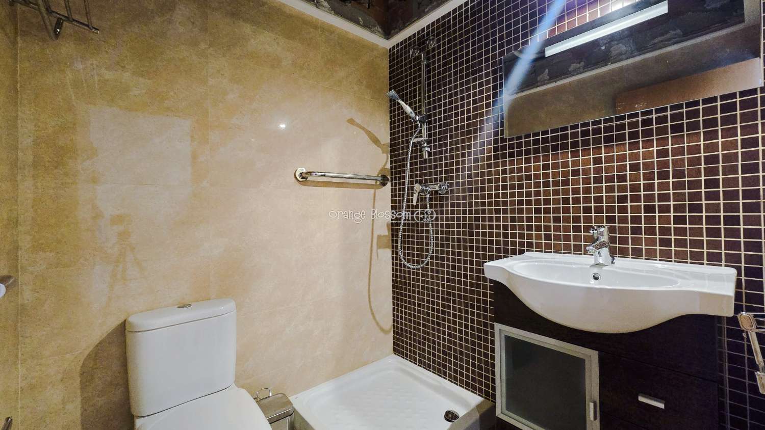 Ideally positioned, the apartment enjoys wonderful views along Villalonga’s main paseo, offering both a pleasant outlook and a real sense of connection to