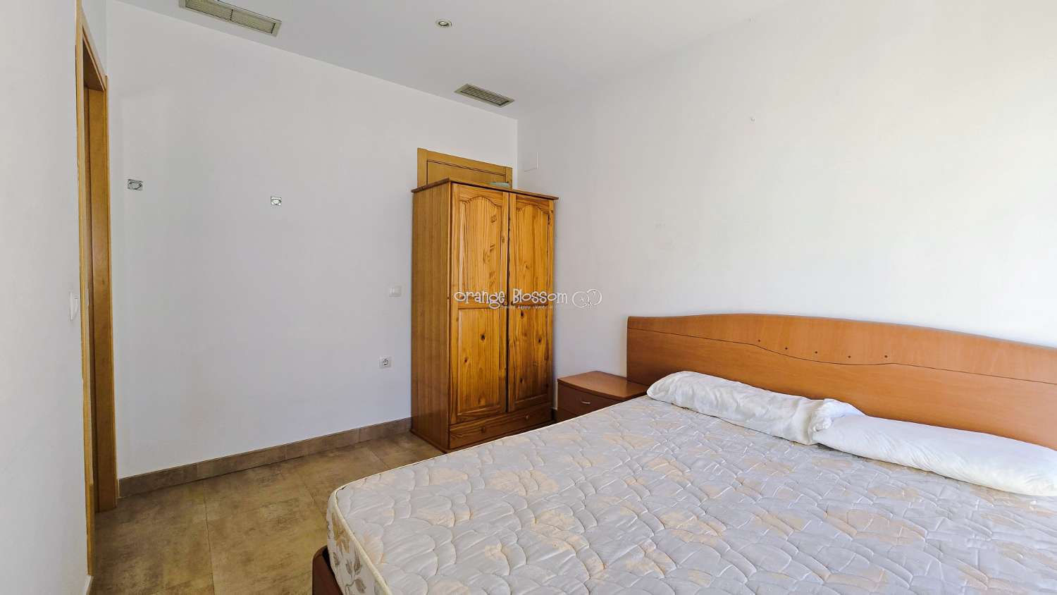 Ideally positioned, the apartment enjoys wonderful views along Villalonga’s main paseo, offering both a pleasant outlook and a real sense of connection to