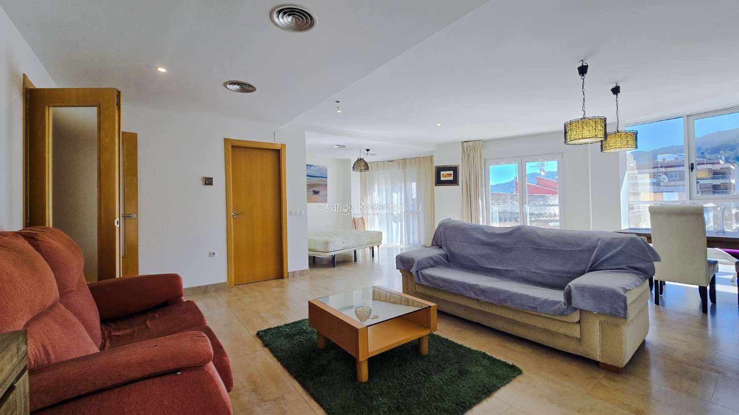 Ideally positioned, the apartment enjoys wonderful views along Villalonga’s main paseo, offering both a pleasant outlook and a real sense of connection to