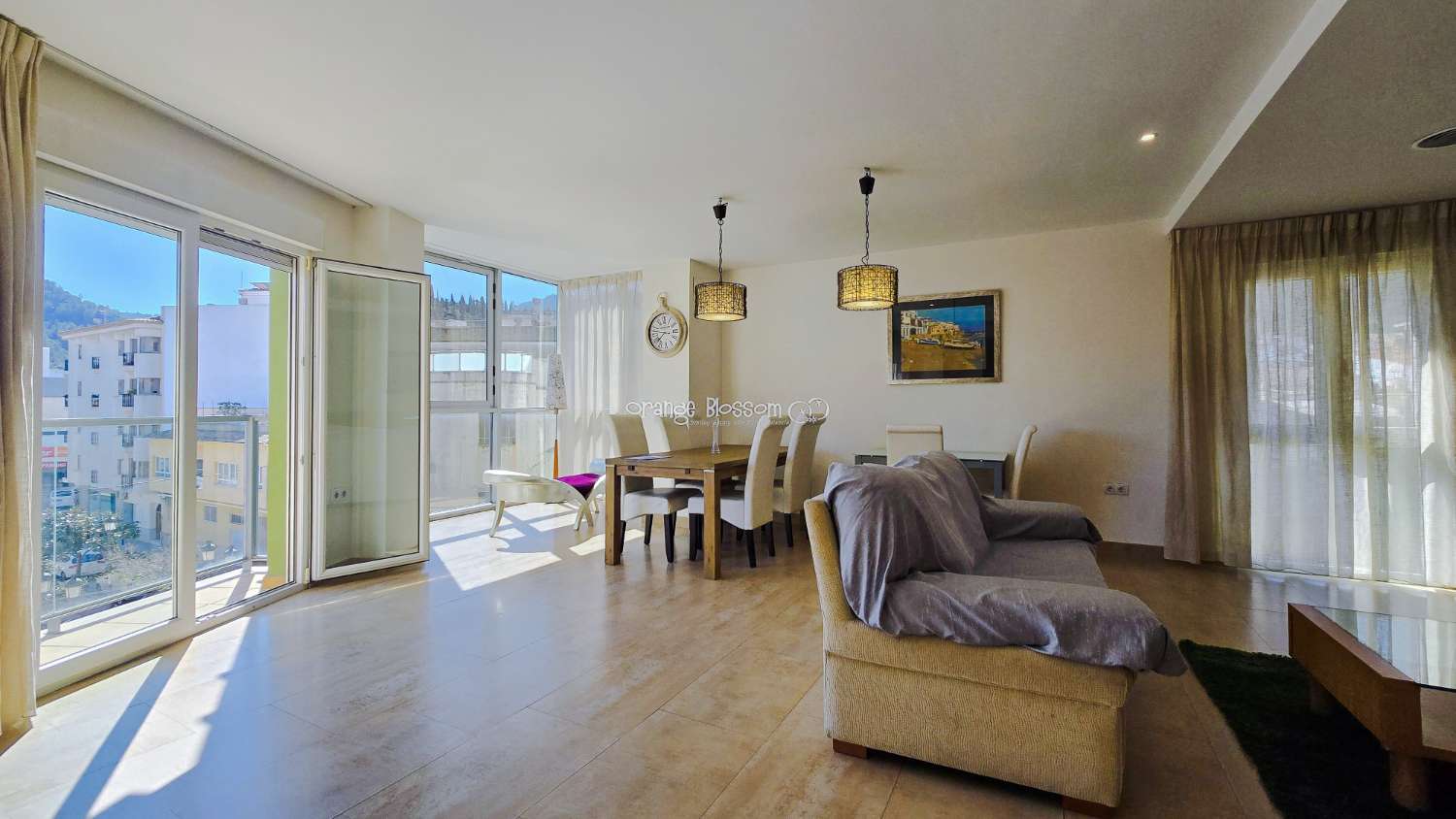 Ideally positioned, the apartment enjoys wonderful views along Villalonga’s main paseo, offering both a pleasant outlook and a real sense of connection to