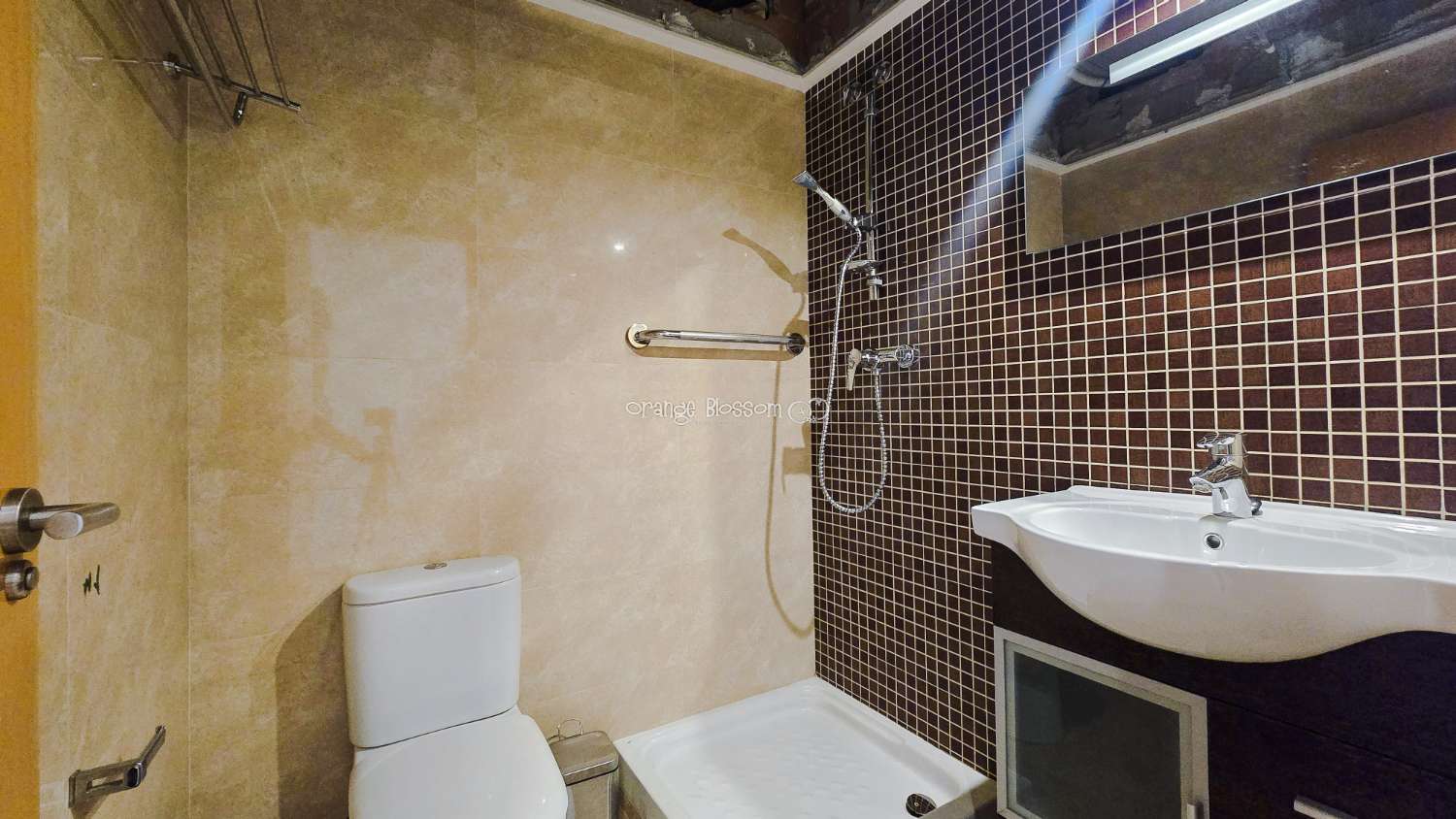 Ideally positioned, the apartment enjoys wonderful views along Villalonga’s main paseo, offering both a pleasant outlook and a real sense of connection to