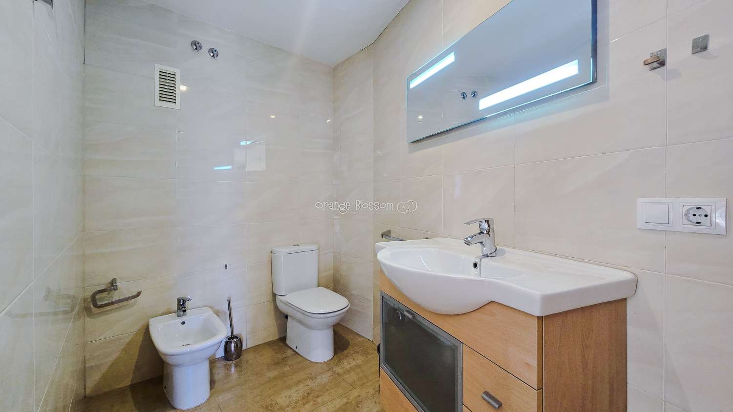 Ideally positioned, the apartment enjoys wonderful views along Villalonga’s main paseo, offering both a pleasant outlook and a real sense of connection to