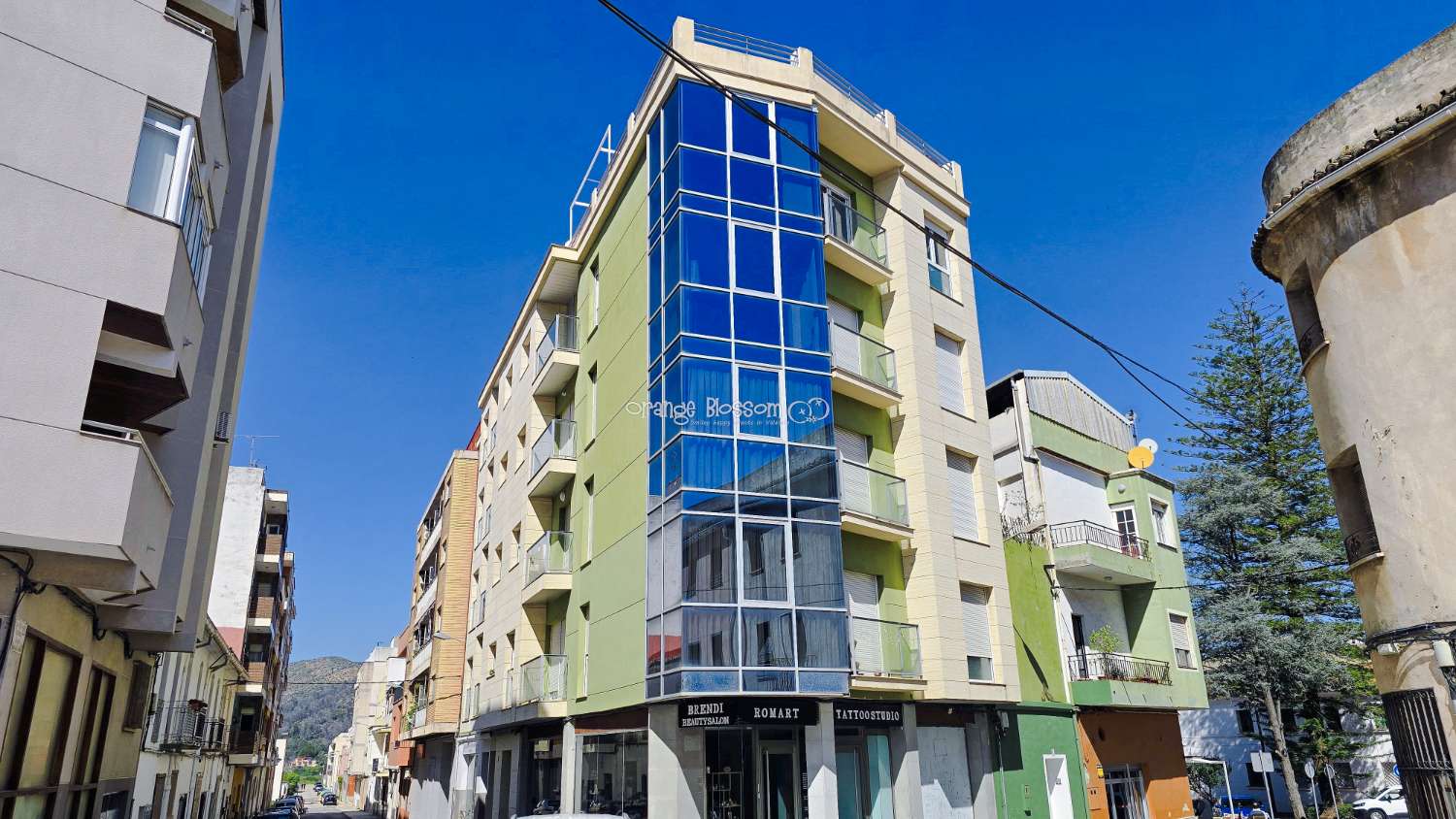 Ideally positioned, the apartment enjoys wonderful views along Villalonga’s main paseo, offering both a pleasant outlook and a real sense of connection to