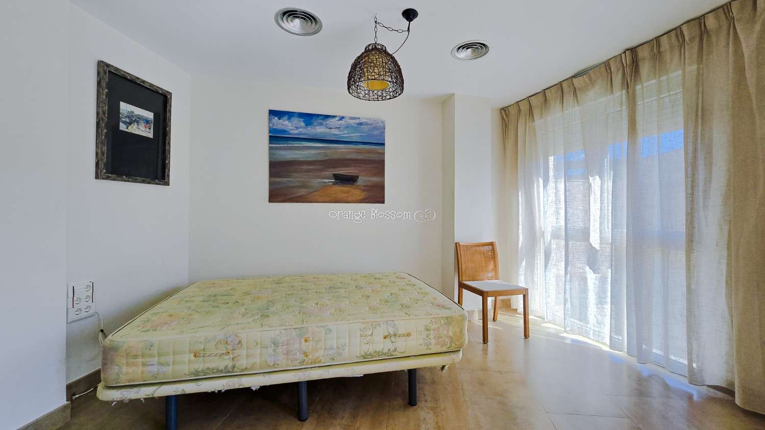Ideally positioned, the apartment enjoys wonderful views along Villalonga’s main paseo, offering both a pleasant outlook and a real sense of connection to