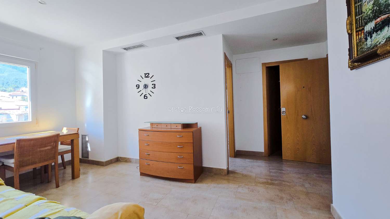 Ideally positioned, the apartment enjoys wonderful views along Villalonga’s main paseo, offering both a pleasant outlook and a real sense of connection to