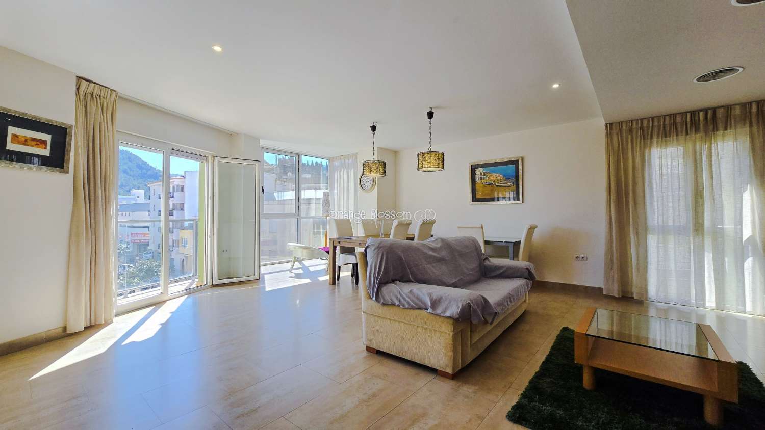 Ideally positioned, the apartment enjoys wonderful views along Villalonga’s main paseo, offering both a pleasant outlook and a real sense of connection to