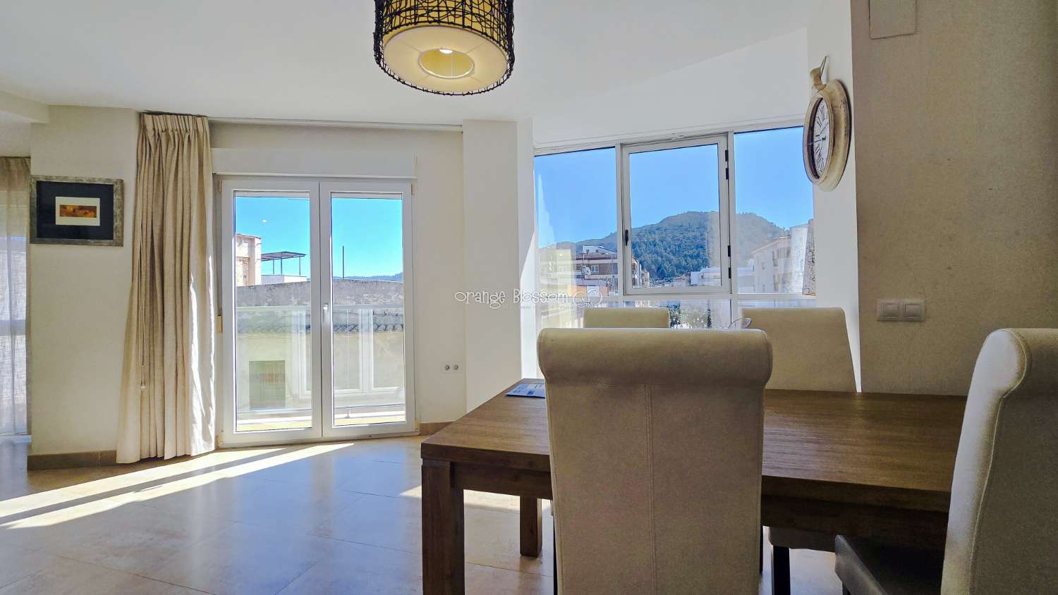 Ideally positioned, the apartment enjoys wonderful views along Villalonga’s main paseo, offering both a pleasant outlook and a real sense of connection to