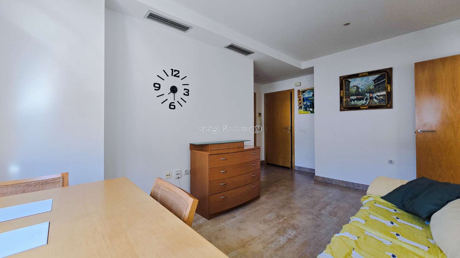 Ideally positioned, the apartment enjoys wonderful views along Villalonga’s main paseo, offering both a pleasant outlook and a real sense of connection to