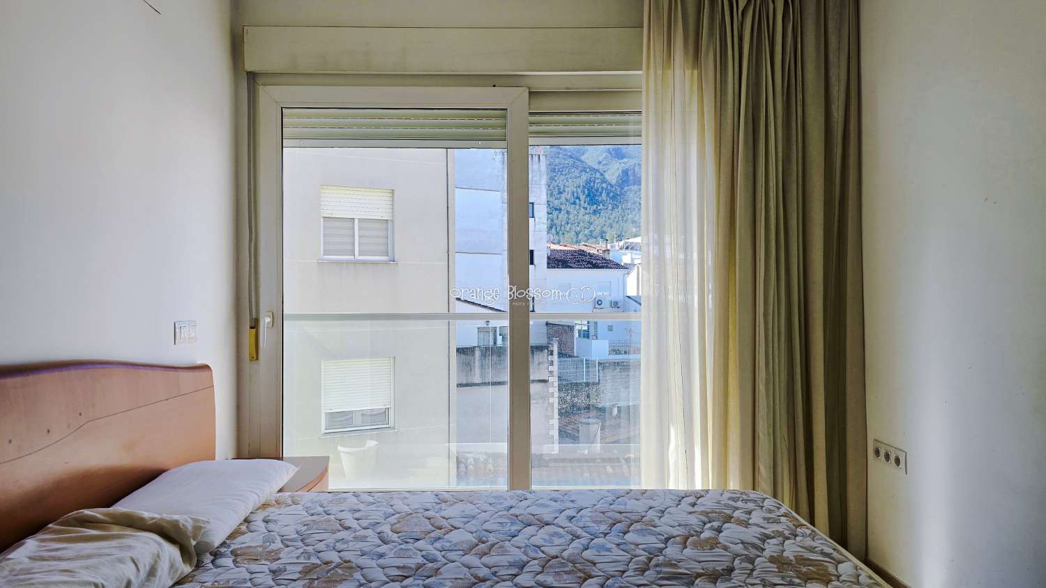 Ideally positioned, the apartment enjoys wonderful views along Villalonga’s main paseo, offering both a pleasant outlook and a real sense of connection to