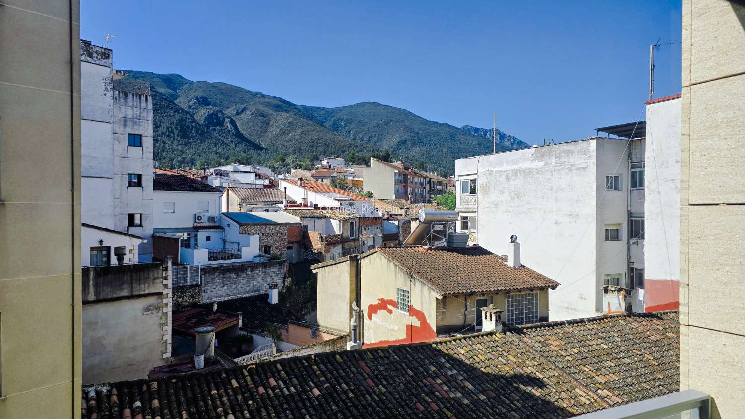 Ideally positioned, the apartment enjoys wonderful views along Villalonga’s main paseo, offering both a pleasant outlook and a real sense of connection to