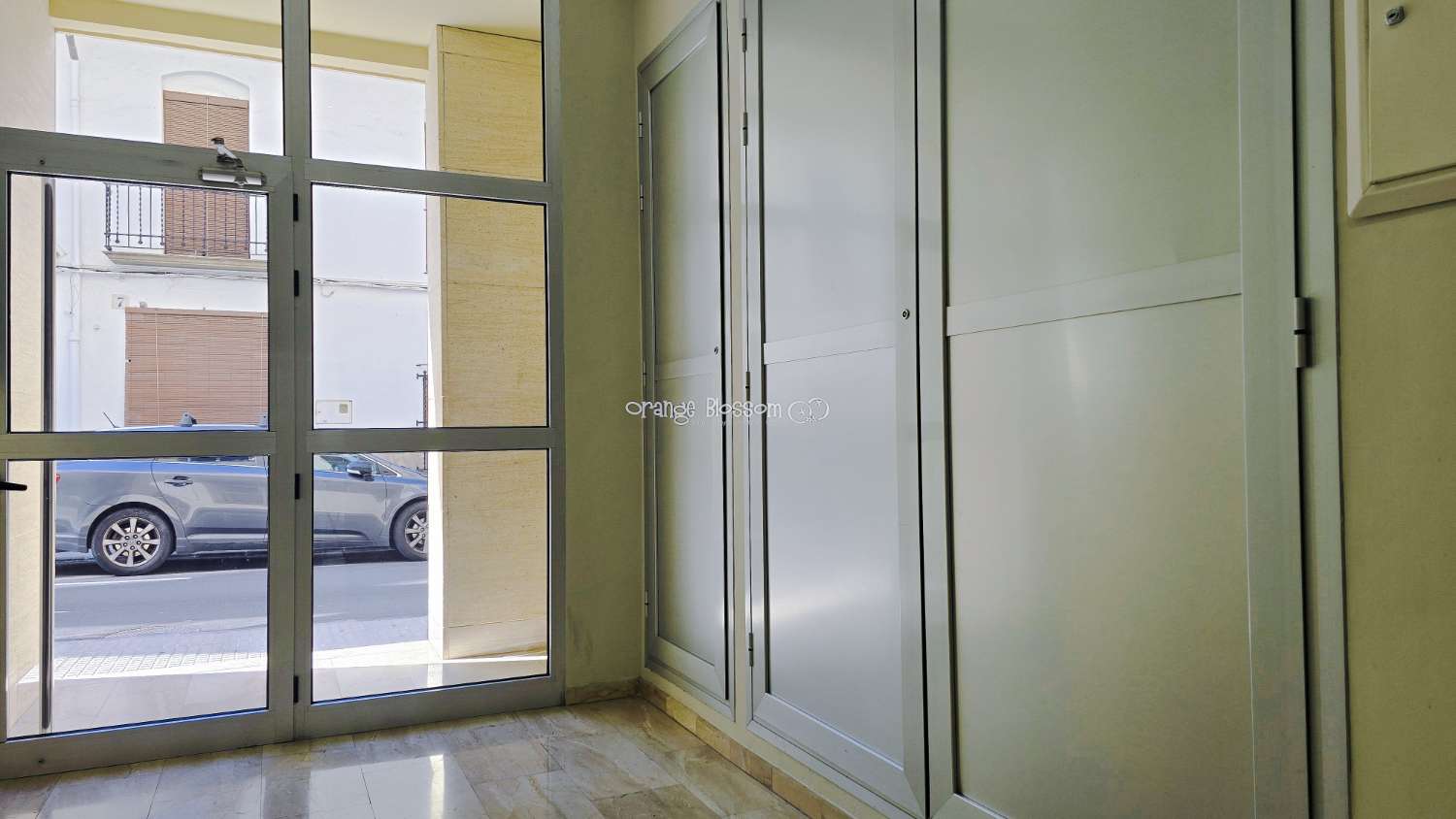 Ideally positioned, the apartment enjoys wonderful views along Villalonga’s main paseo, offering both a pleasant outlook and a real sense of connection to