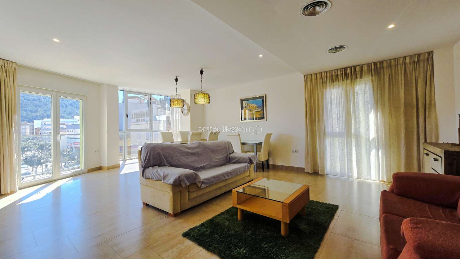 Ideally positioned, the apartment enjoys wonderful views along Villalonga’s main paseo, offering both a pleasant outlook and a real sense of connection to