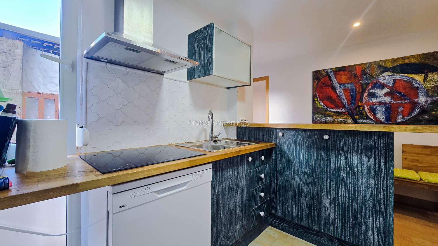 Ideally positioned, the apartment enjoys wonderful views along Villalonga’s main paseo, offering both a pleasant outlook and a real sense of connection to