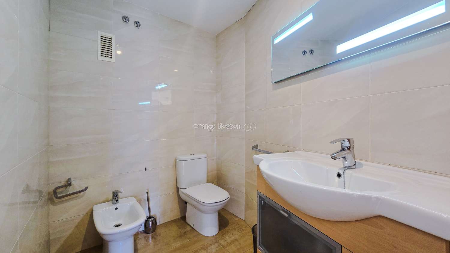 Ideally positioned, the apartment enjoys wonderful views along Villalonga’s main paseo, offering both a pleasant outlook and a real sense of connection to