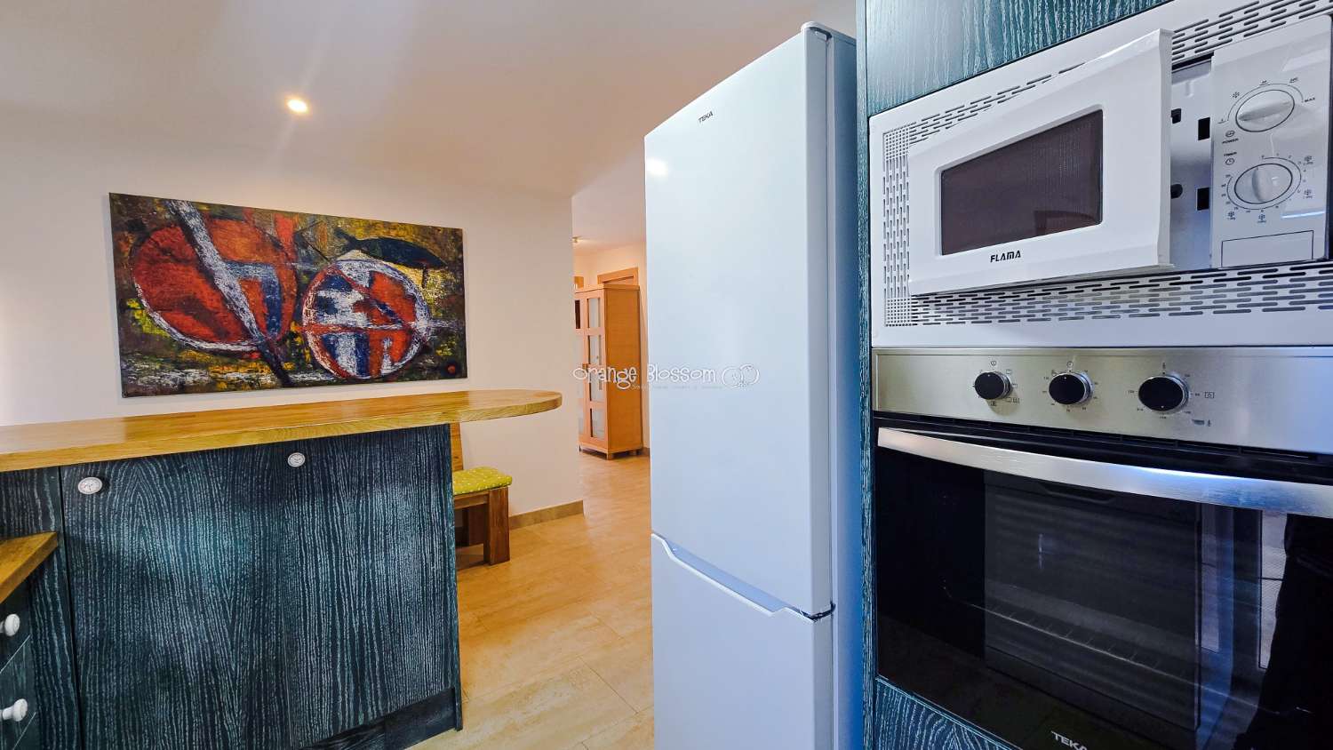 Ideally positioned, the apartment enjoys wonderful views along Villalonga’s main paseo, offering both a pleasant outlook and a real sense of connection to