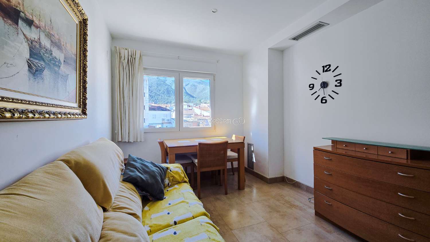 Ideally positioned, the apartment enjoys wonderful views along Villalonga’s main paseo, offering both a pleasant outlook and a real sense of connection to