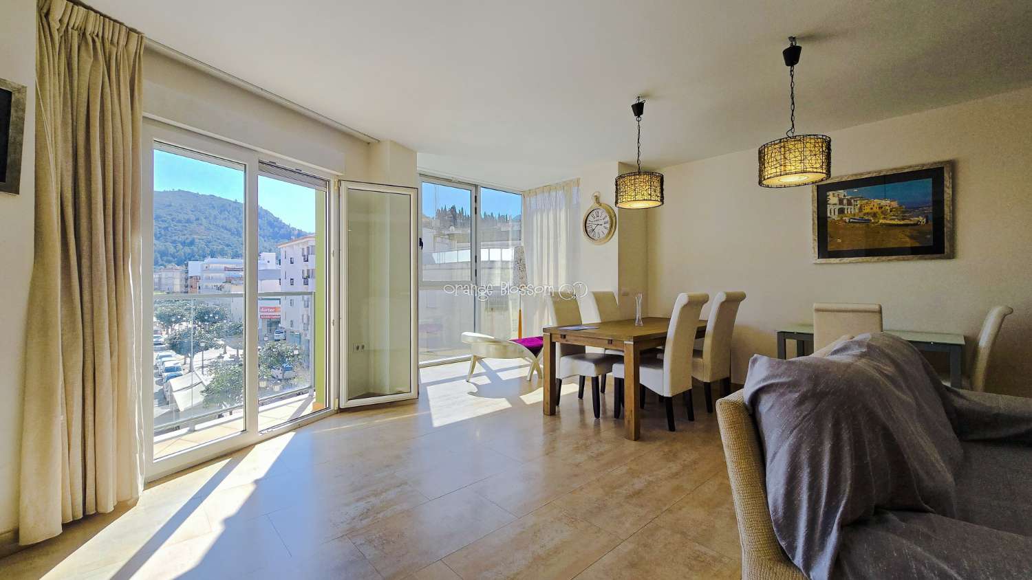 Ideally positioned, the apartment enjoys wonderful views along Villalonga’s main paseo, offering both a pleasant outlook and a real sense of connection to
