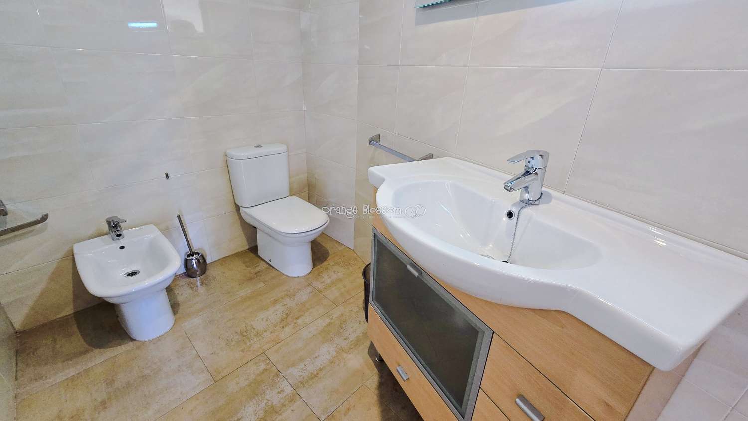 Ideally positioned, the apartment enjoys wonderful views along Villalonga’s main paseo, offering both a pleasant outlook and a real sense of connection to