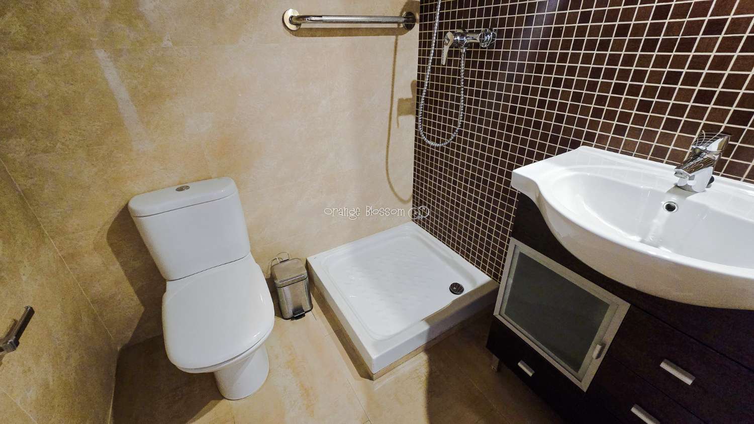 Ideally positioned, the apartment enjoys wonderful views along Villalonga’s main paseo, offering both a pleasant outlook and a real sense of connection to