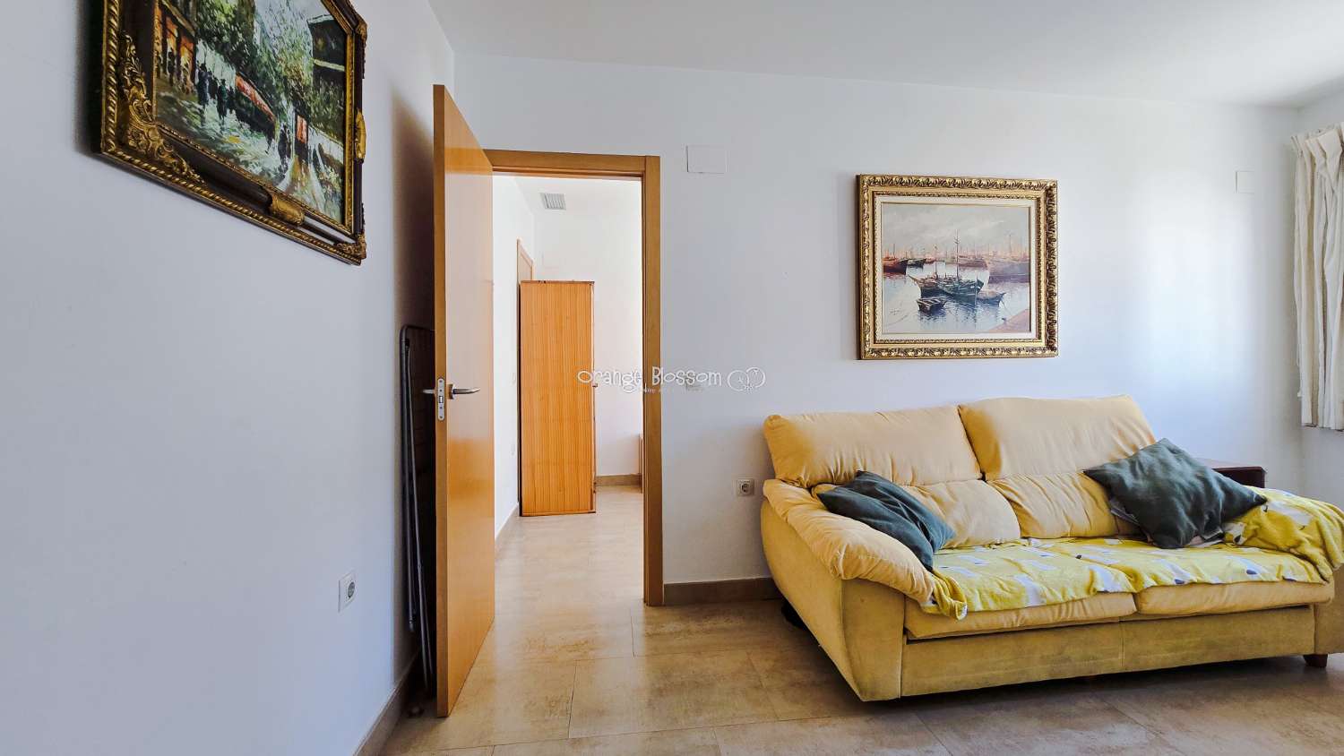 Ideally positioned, the apartment enjoys wonderful views along Villalonga’s main paseo, offering both a pleasant outlook and a real sense of connection to