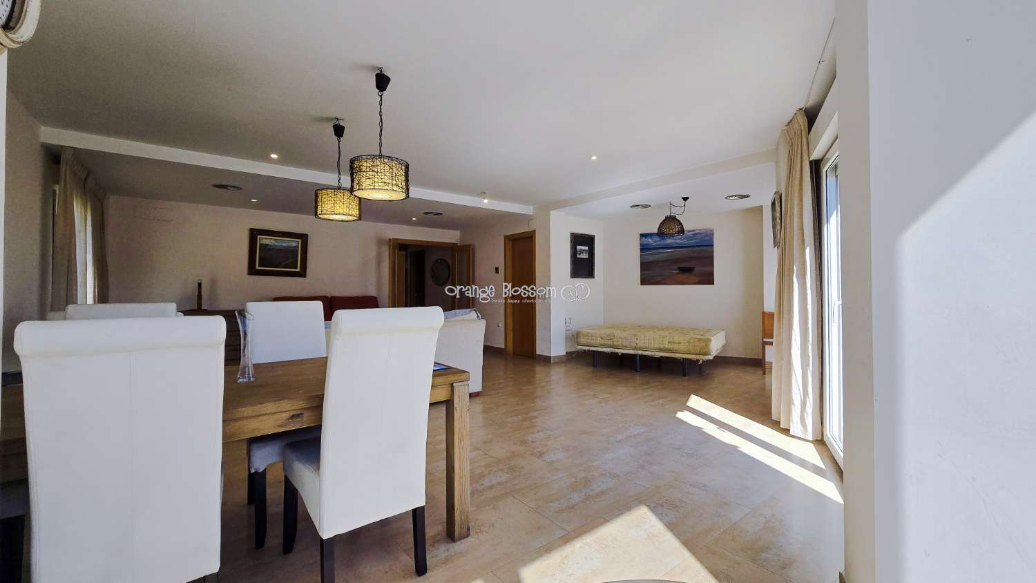 Ideally positioned, the apartment enjoys wonderful views along Villalonga’s main paseo, offering both a pleasant outlook and a real sense of connection to