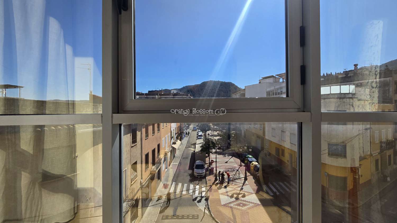 Ideally positioned, the apartment enjoys wonderful views along Villalonga’s main paseo, offering both a pleasant outlook and a real sense of connection to