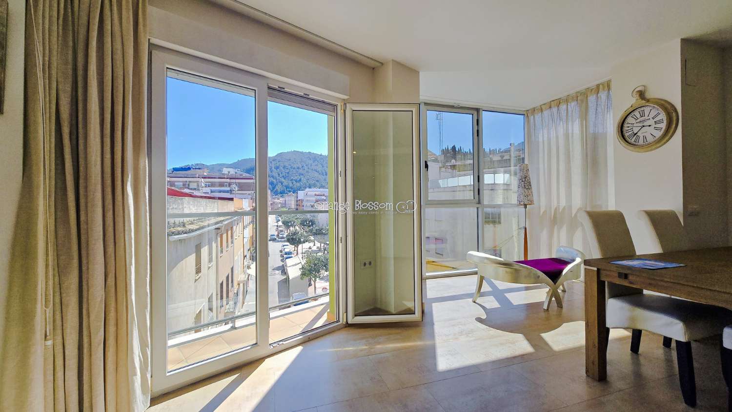 Ideally positioned, the apartment enjoys wonderful views along Villalonga’s main paseo, offering both a pleasant outlook and a real sense of connection to
