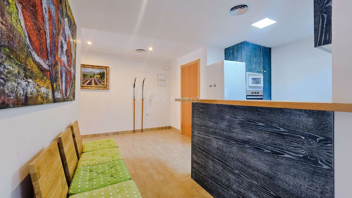 Ideally positioned, the apartment enjoys wonderful views along Villalonga’s main paseo, offering both a pleasant outlook and a real sense of connection to