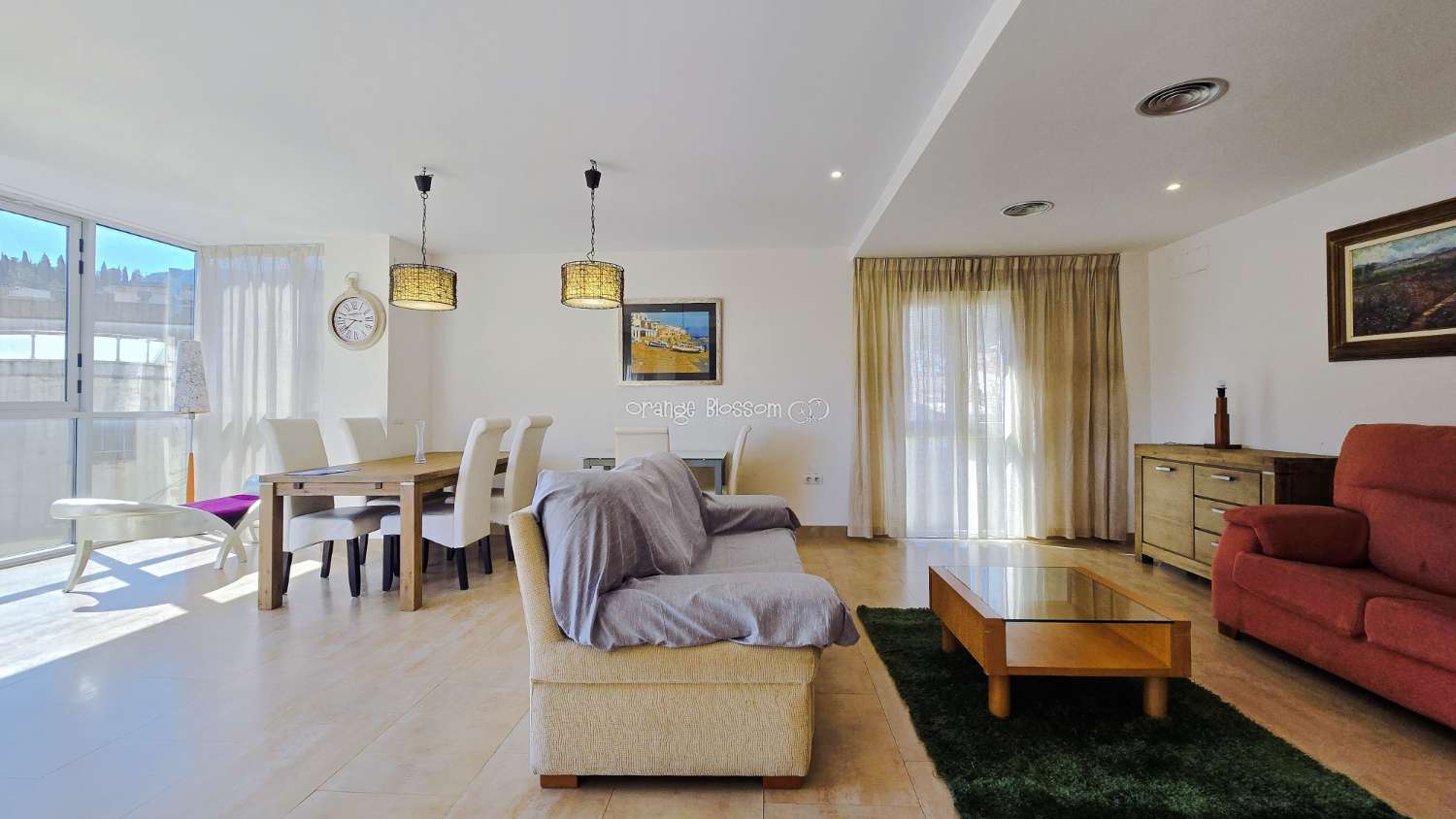 Ideally positioned, the apartment enjoys wonderful views along Villalonga’s main paseo, offering both a pleasant outlook and a real sense of connection to